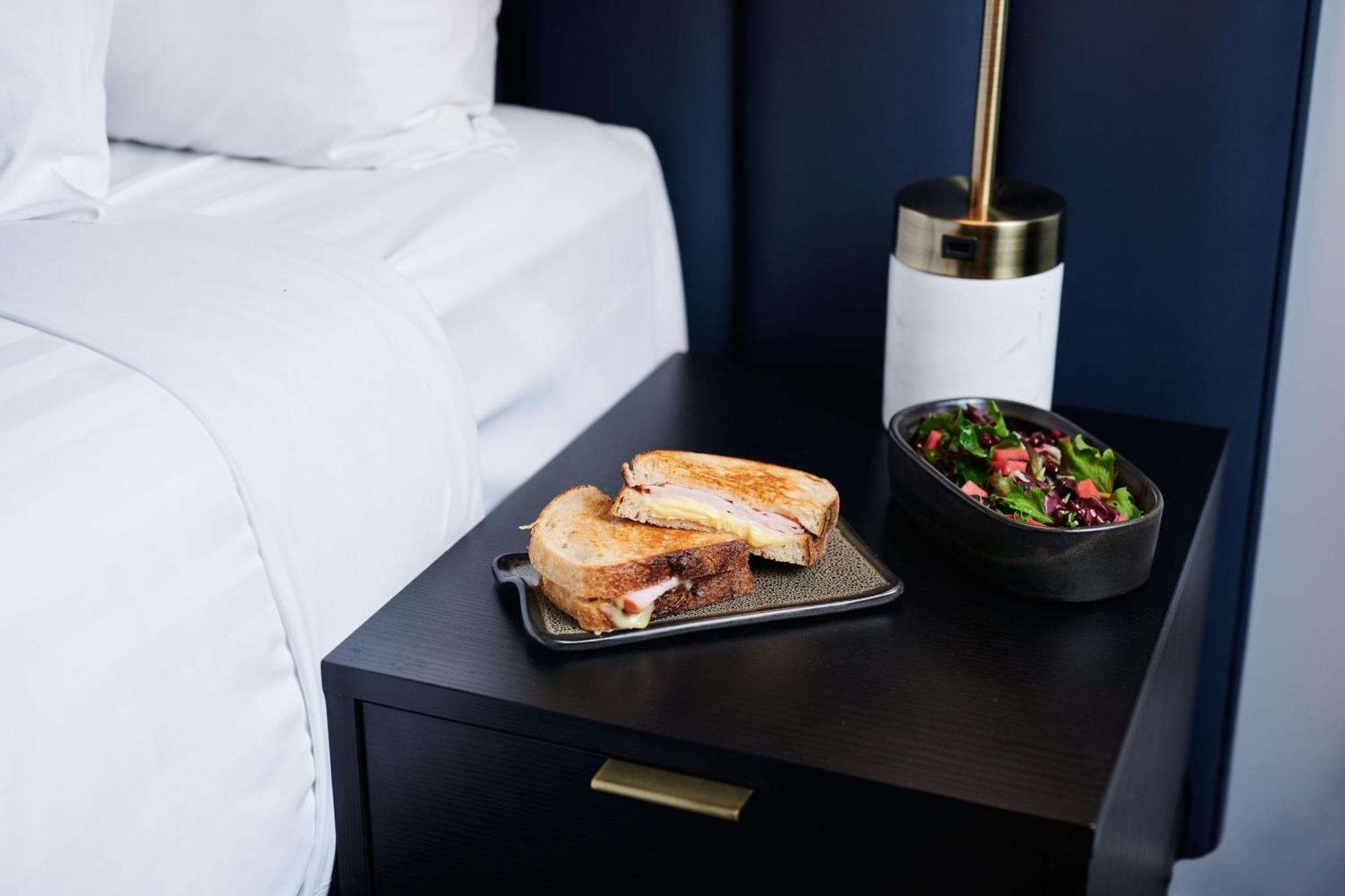 Midnight Hotel, Autograph Collection Kanberra Dış mekan fotoğraf Room service at the London West Hollywood