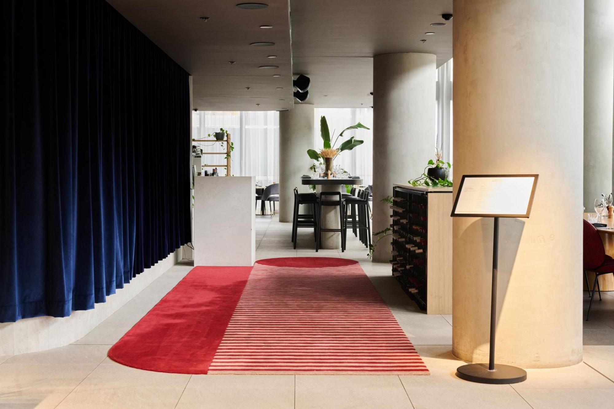 Midnight Hotel, Autograph Collection Kanberra Dış mekan fotoğraf Entrance to the restaurant