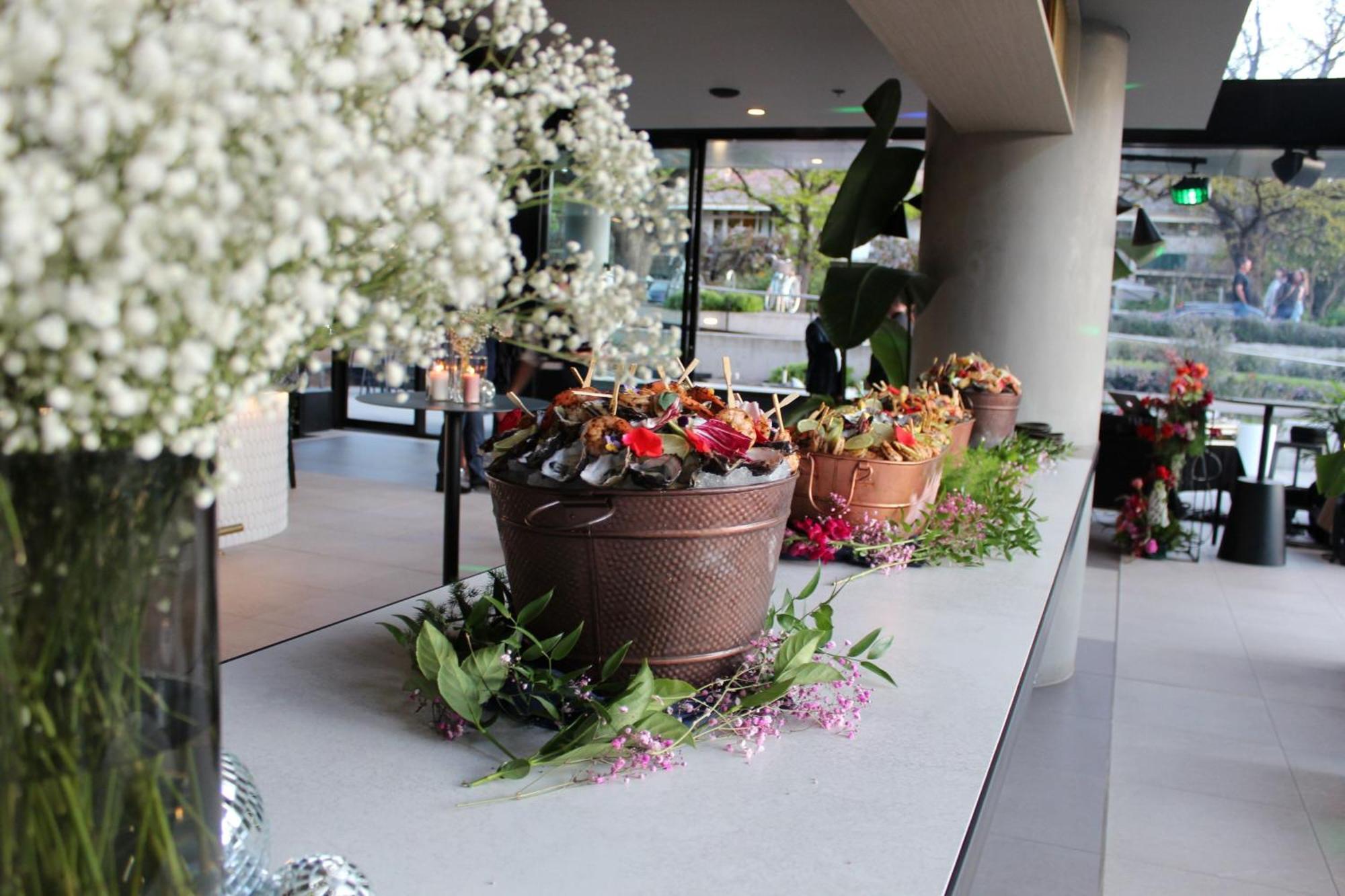 Midnight Hotel, Autograph Collection Kanberra Dış mekan fotoğraf Flower arrangement at the entrance of the hotel