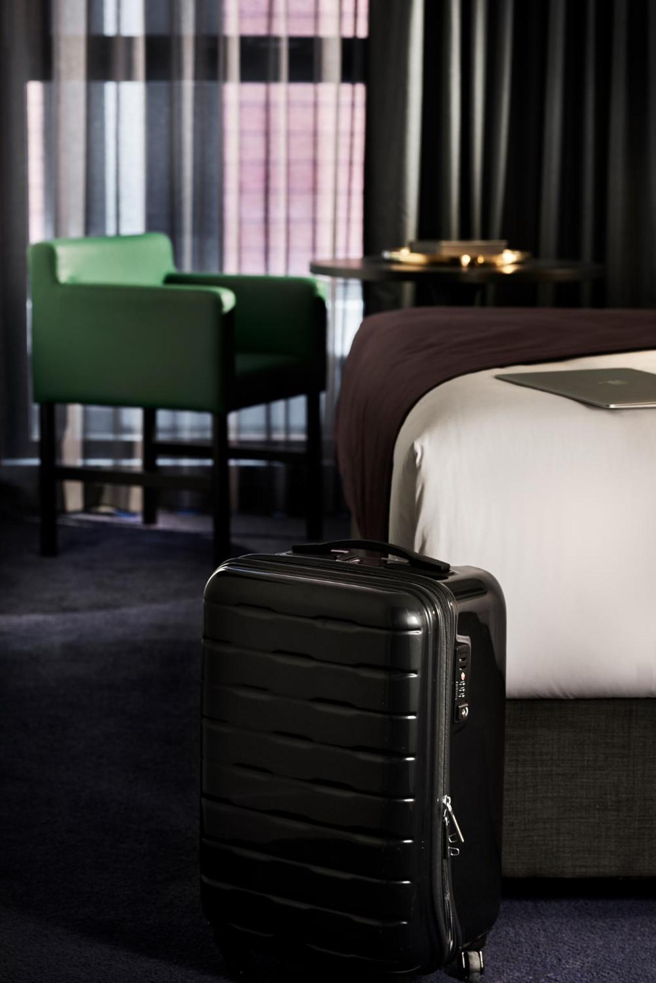 Midnight Hotel, Autograph Collection Kanberra Dış mekan fotoğraf A suitcase