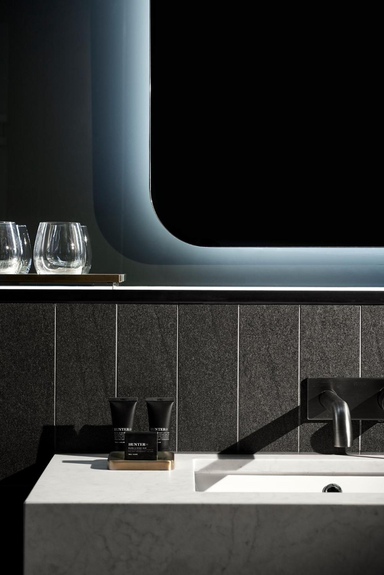 Midnight Hotel, Autograph Collection Kanberra Dış mekan fotoğraf A kitchen with a black granite countertop