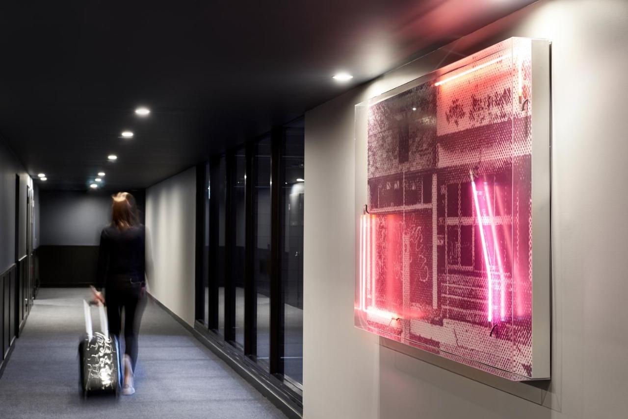 Midnight Hotel, Autograph Collection Kanberra Dış mekan fotoğraf Installation of the artwork "The Red Room" at the InterContinental London Park Lane
