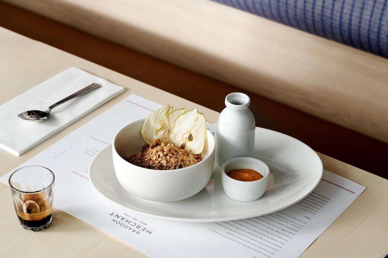 Midnight Hotel, Autograph Collection Kanberra Dış mekan fotoğraf A bowl of granola with milk and honey